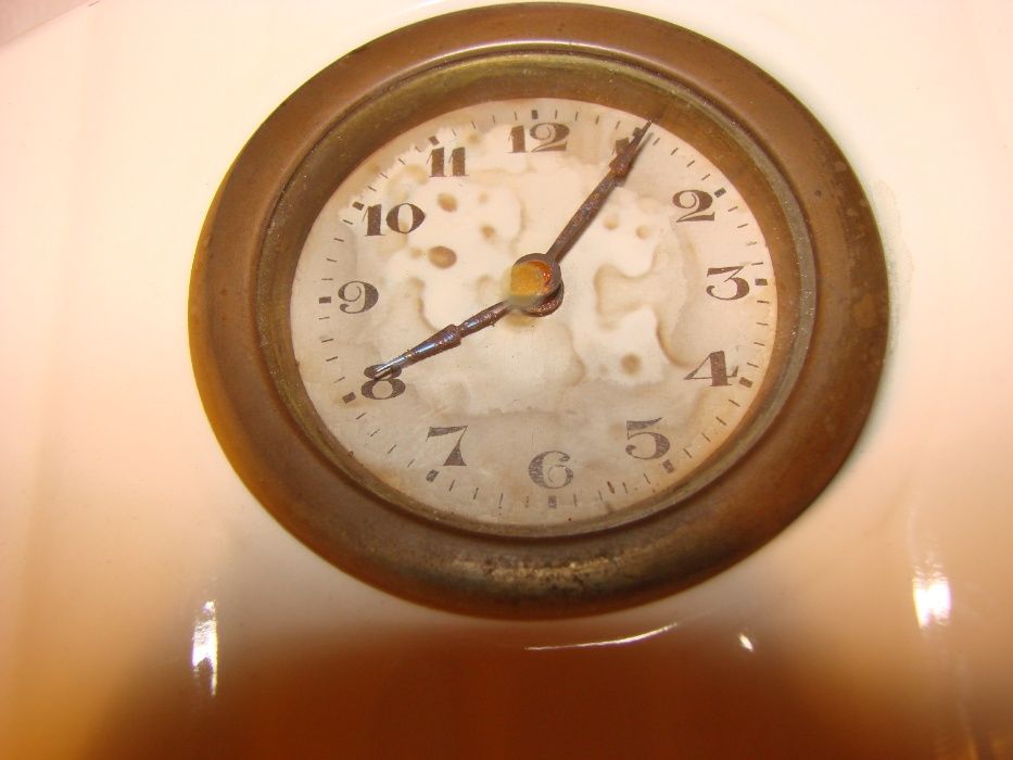 stary, porcelanowy zegar kominkowy