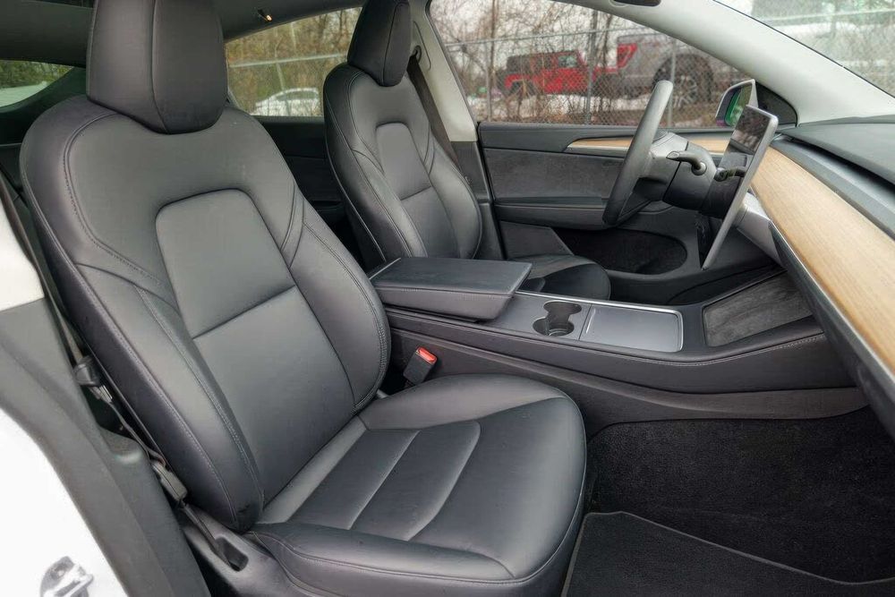 Tesla Model Y      2023
