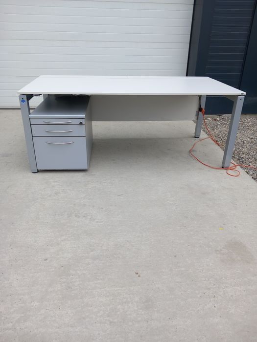 Biurko elektryczne z elektrycznie regulowanym blatem