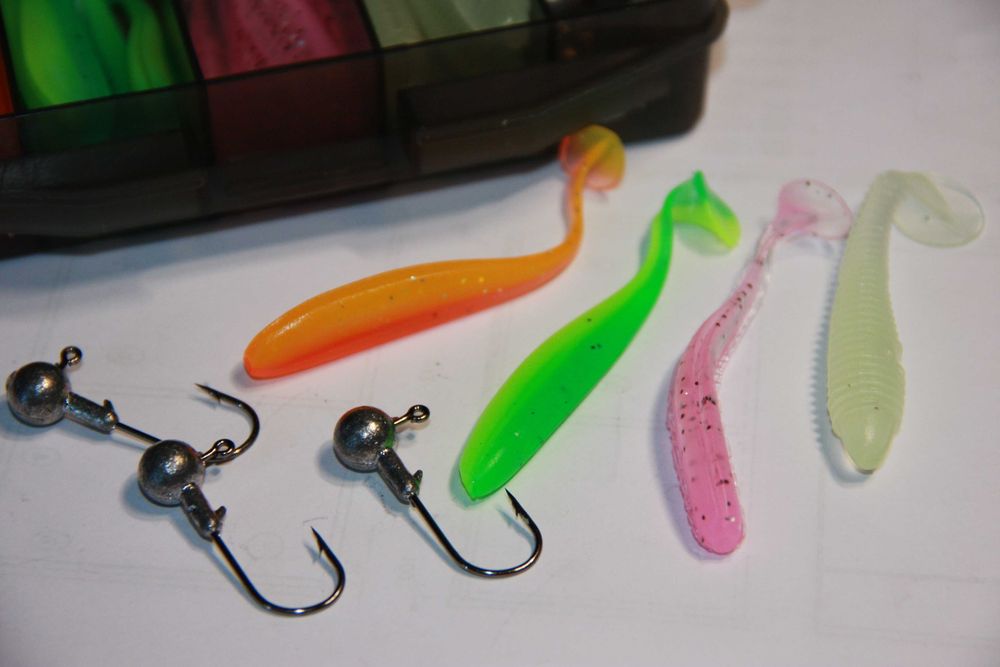 Силиконовых приманки в коробке