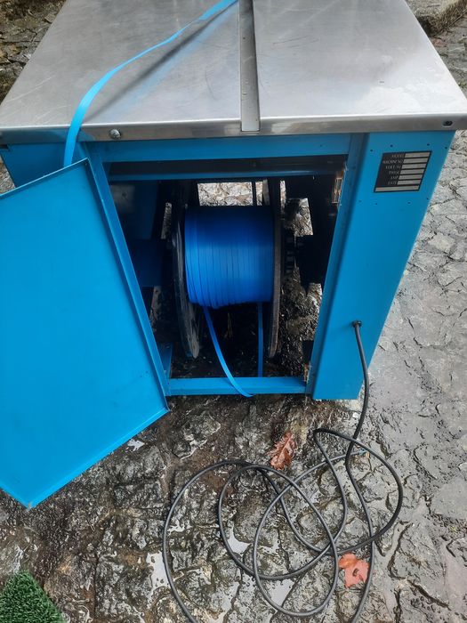 Máquina arqueadora. De cintar tarifas. Com fita para amarrar caix