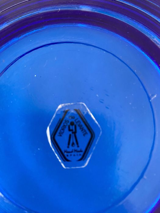 Taça de vidro azul e base metálica