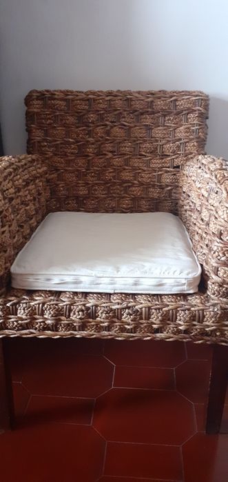 Cadeirão verga com pés de madeira e almofada-Amadora