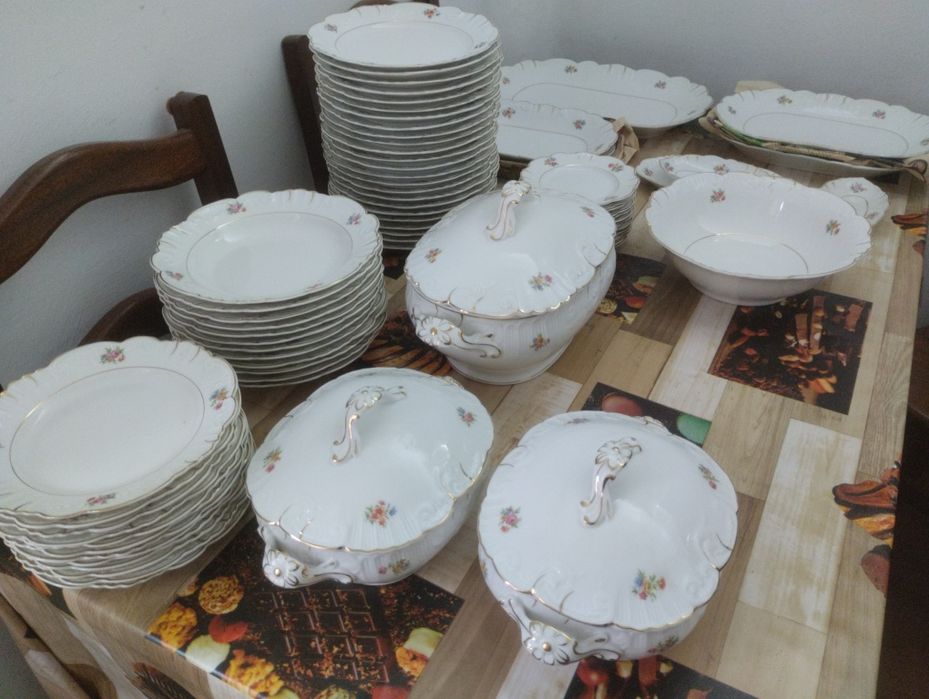 Serviço jantar vista alegre 73 peças novo.
