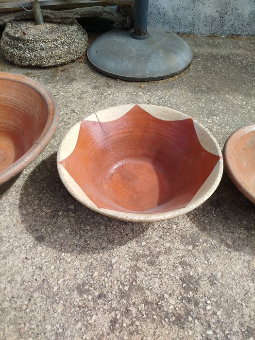 Alguidares de barro antigos