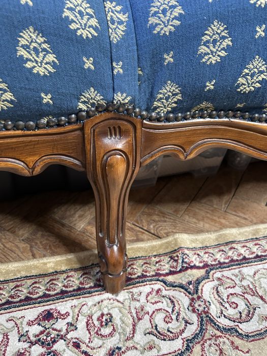 . Sofá antigo em excelente estado de conservação.