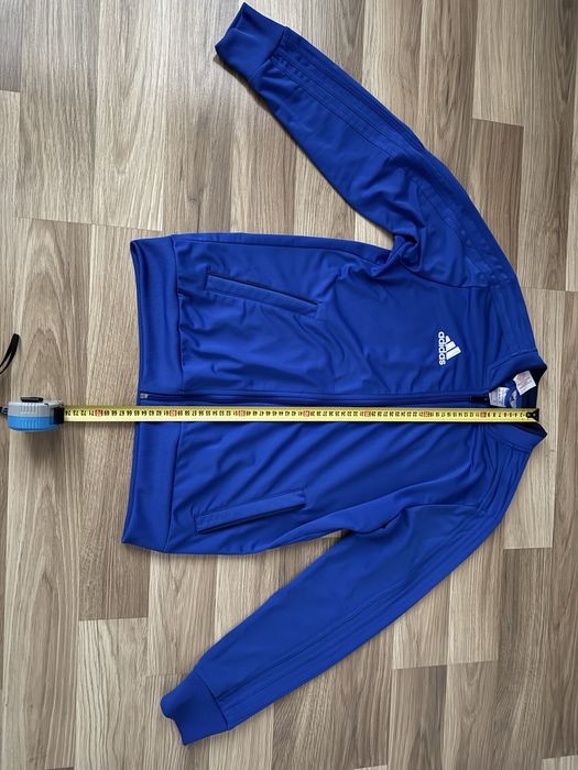 Спортивний костюм adidas розмір L По факту М маломірить перевіряйте заміри.