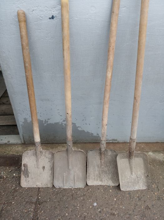 Лопати граблі ключі ножовки.