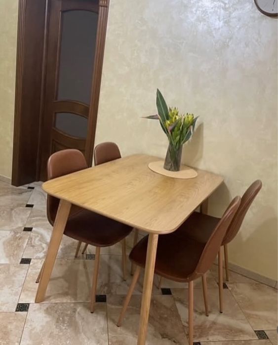 Стіл з натурального дерева