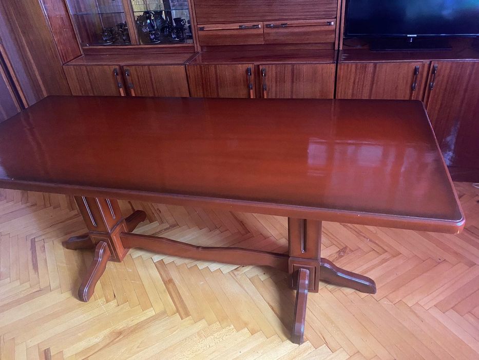 Деревʼяний стіл для вітальні