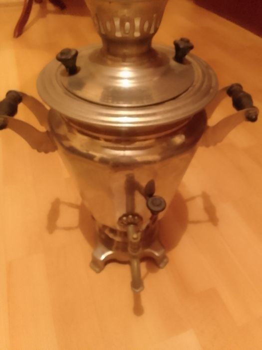 Самовар электрический  в рабочем состоянии.