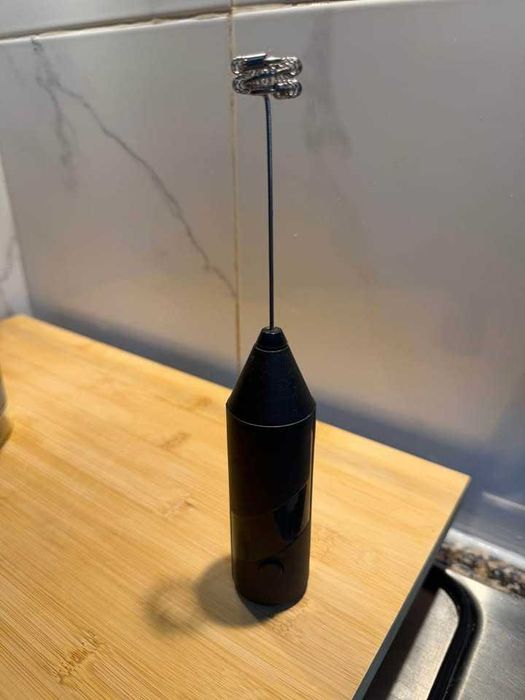 Máquina de Café Nespresso Vertuo – Como Nova + Oferta Espumador de Leite