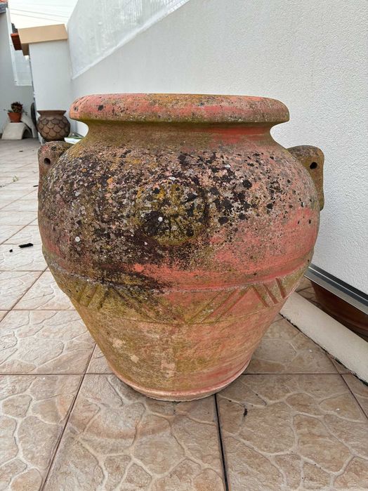 Vasos de barro grandes antigos