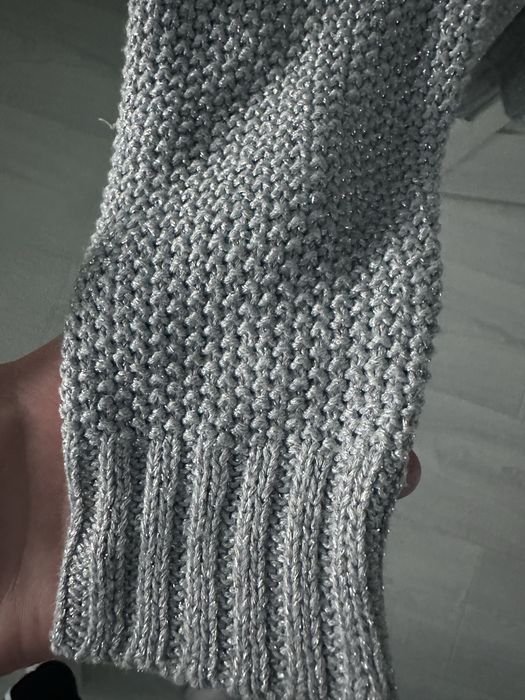 Sweterek ze srebrną nicią