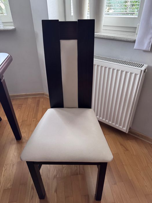 Stół z krzesłami