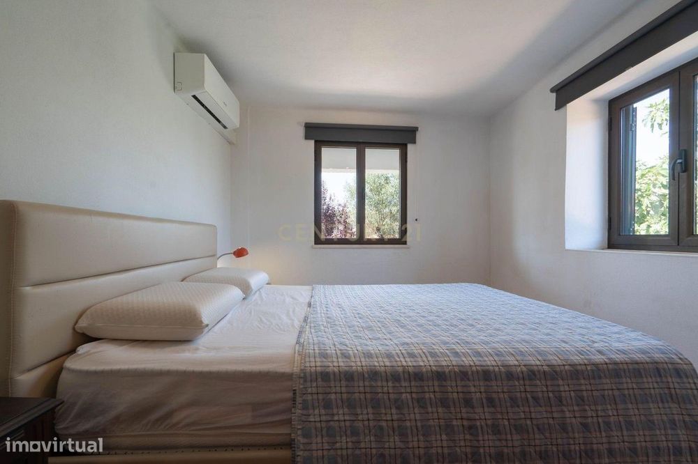 Moradia T2, com espaço exterior e terreno em Vila Nova de Poiares