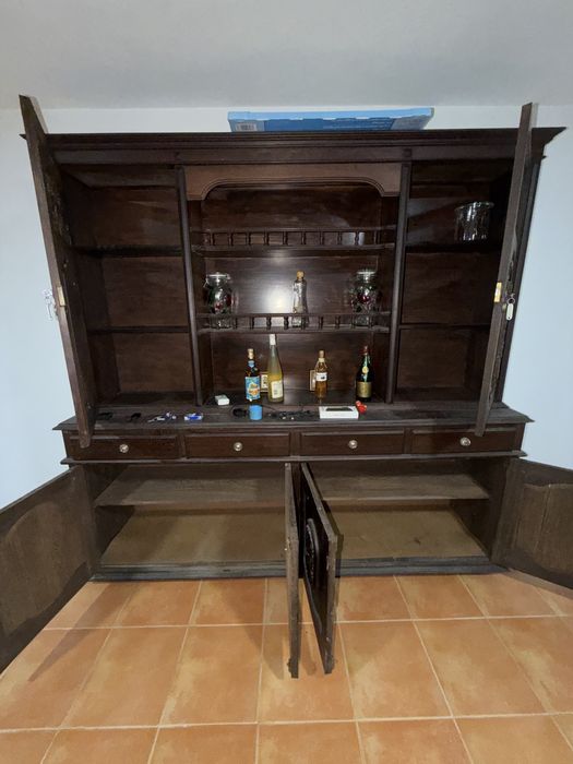 Aparador / móvel antigo em madeira maciça – estilo colonial