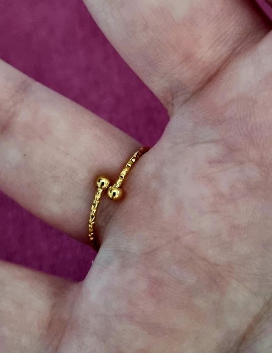 Anel dourado, em aço, coração transparente rodeado de zirconias. Ajust
