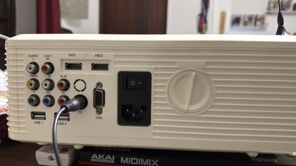 Projetor HD com HDMI e TV digital