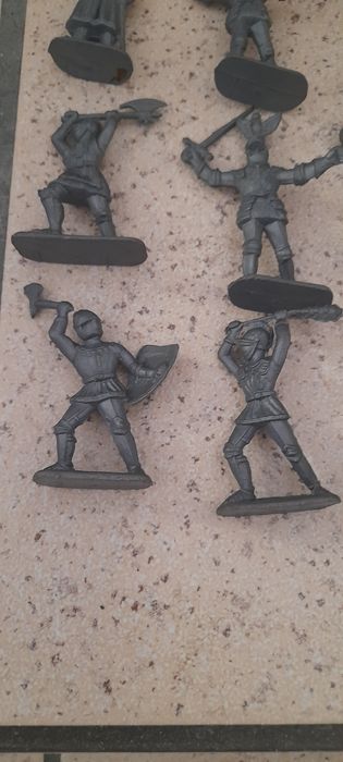 9 bonecos monocromáticos