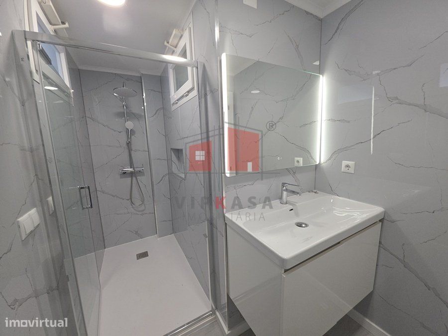 Apartamento T2 remodelado em Benfica