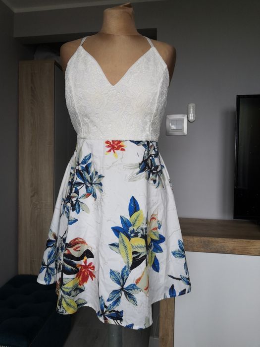 Asos rozkloszowana sukienka kwiatowy wzór wycięte odkryte plecy.