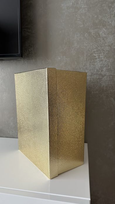 Велика подарункова коробка золотиста