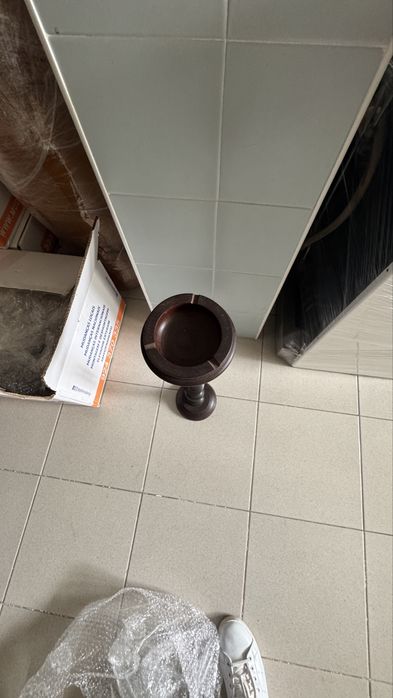 Cinzeiro de pé alto, em Pau Preto