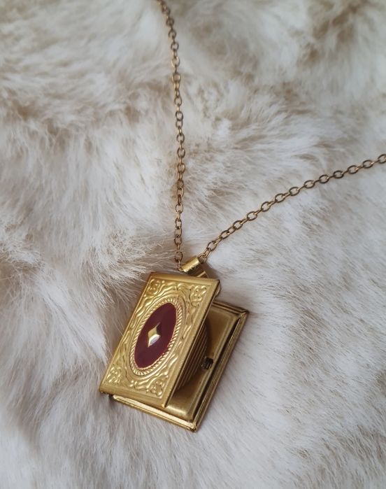 Sekretnik książka, locket, na zdjęcie