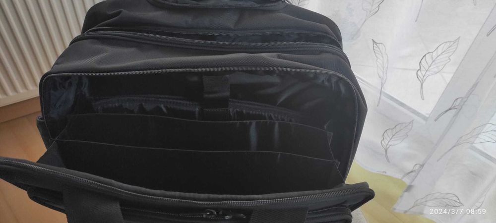 Nowa walizko-torba na kółkach z wyciąganym uchwytem