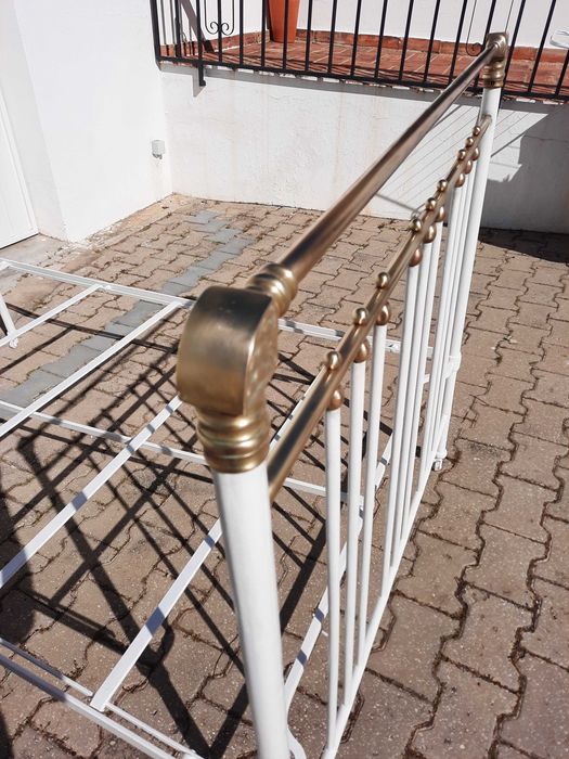 Cama antiga em latão e ferro