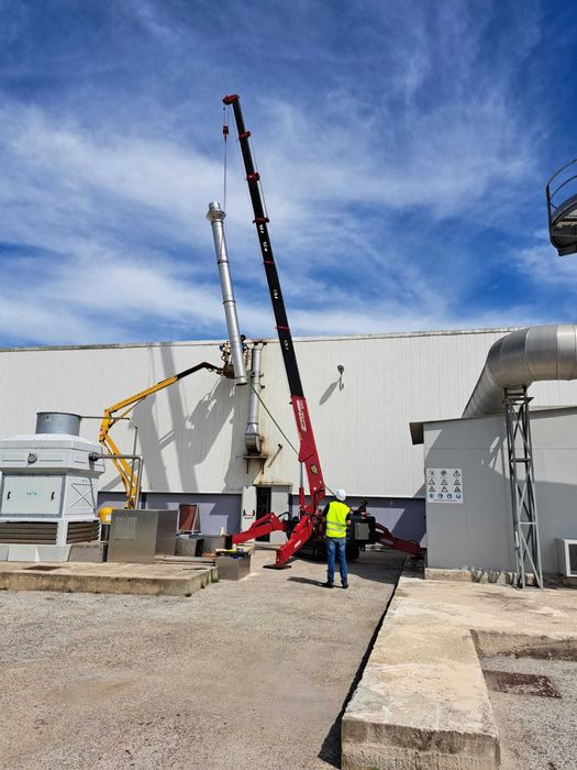 Mini grua aranha UNIC URW-547 para Aluguer e Prestação de Serviços