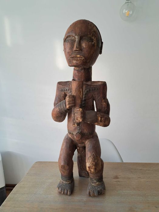 Figura africana muito antiga. Africa. Tribal.