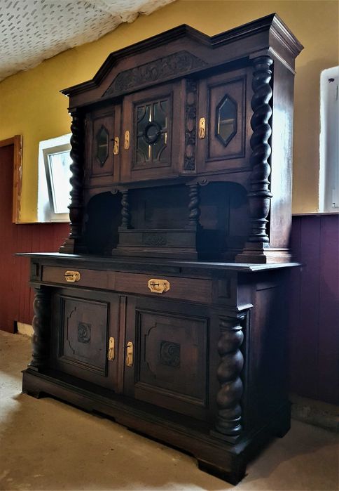 Kredens Dębowy na ślimakach - duży