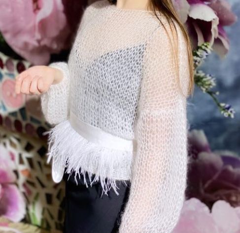 Вʼязана кофта і пояс з пірʼям