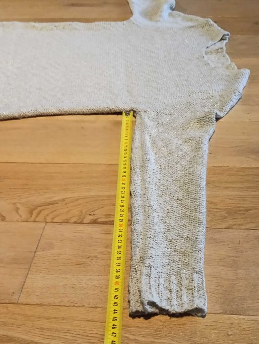 sweter z luźnym dekoltem - wietrzenie szafy