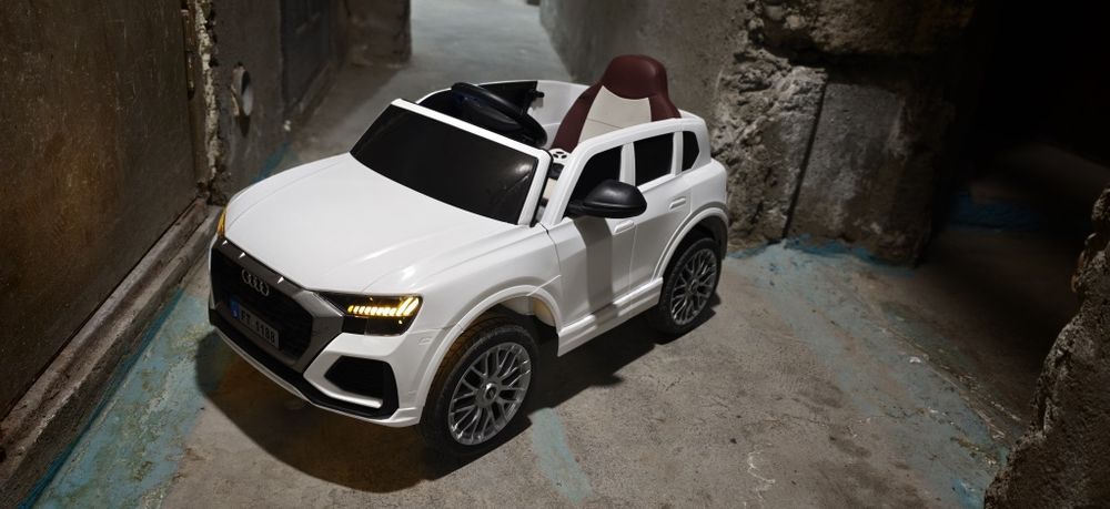 Дитячий електромобіль Audi Q8