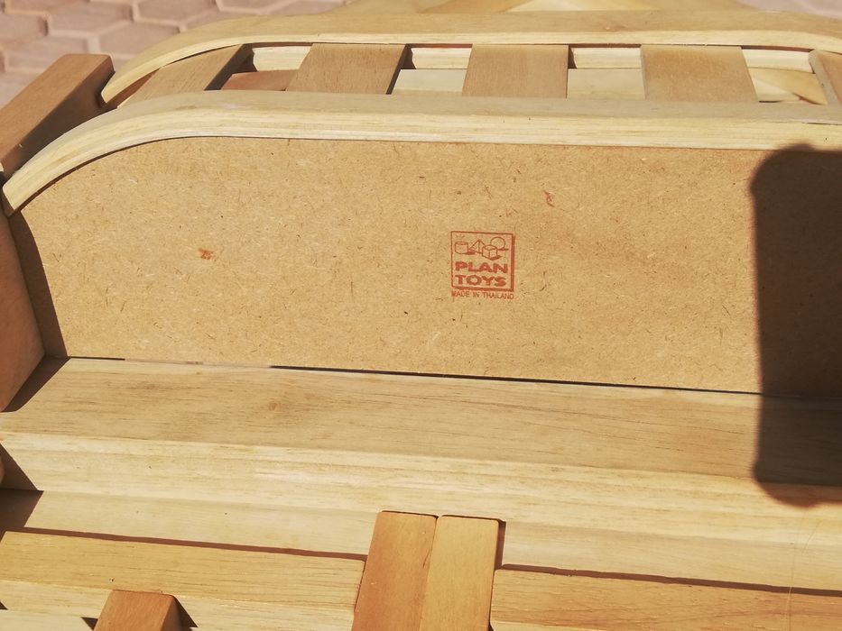 Casinha de madeira da Plan Toys e acessórios de madeira para brincar