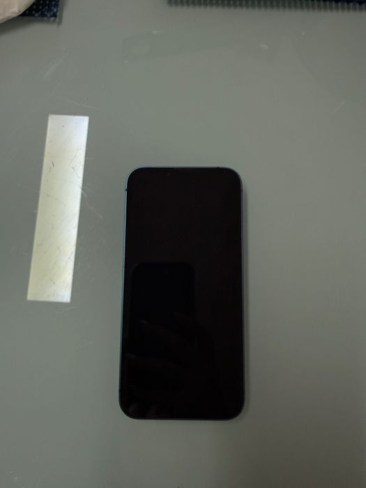 iPhone 13 azul com 72% de bateria