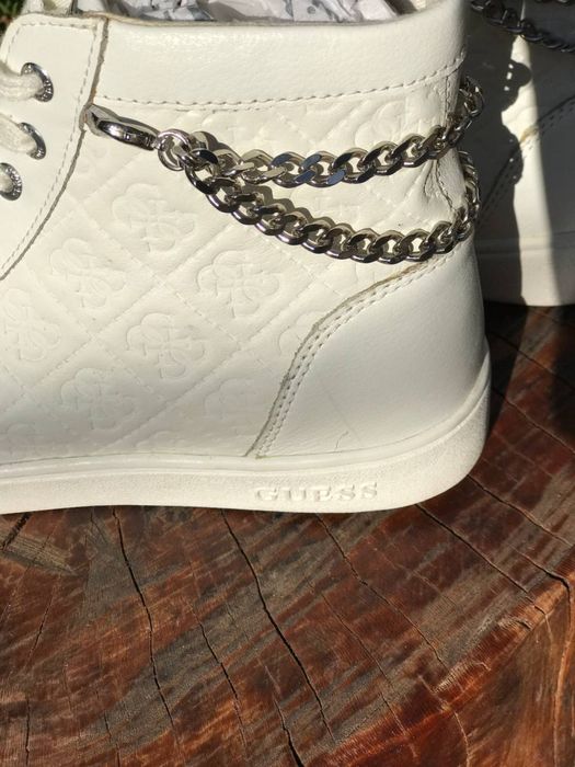 неймовірні GUESS ботинки
