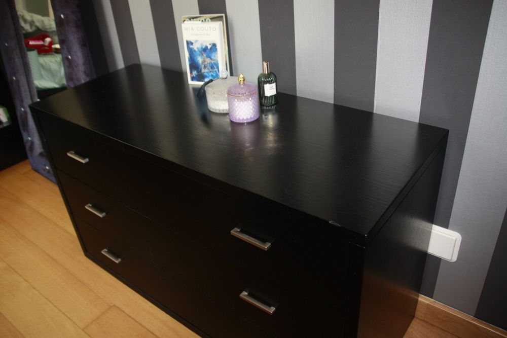 Móvel de quarto de madeira maciça de cor preta