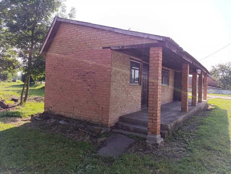 Продам магазин в центрі села Великі Крушлинці площею 35,1 кв.м.