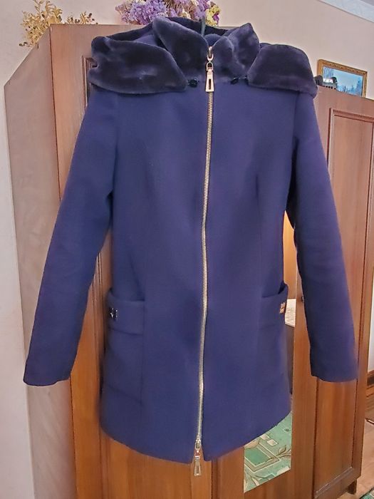 Подарую синє пальто 42-44