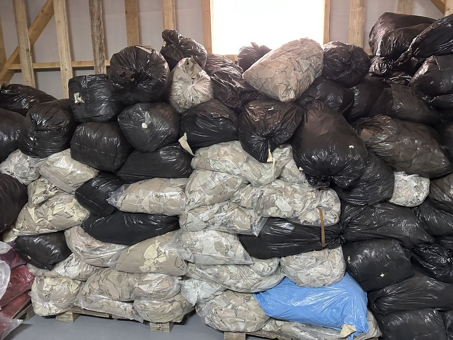 Шкіра натуральна меблева великим оптом.Шматки,відрізи меблевої шкіри.