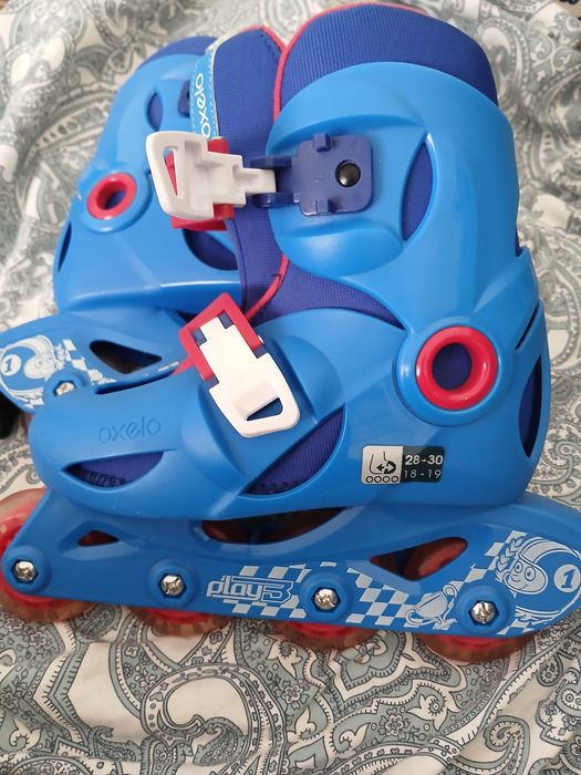 Patins em linha de quatro rodas, como novos.