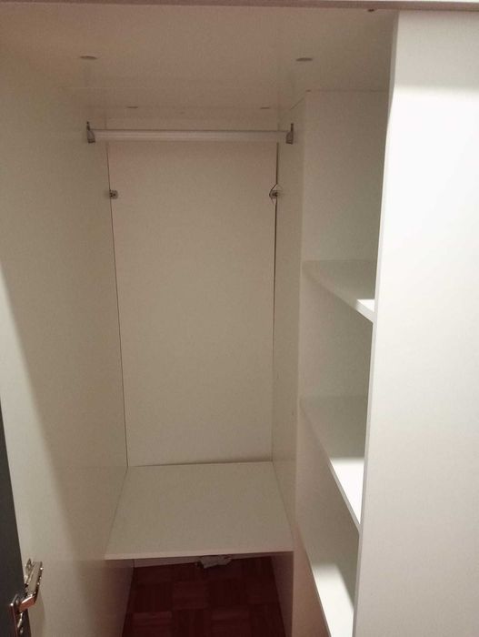 Cama solteiro alta com escritório e armário