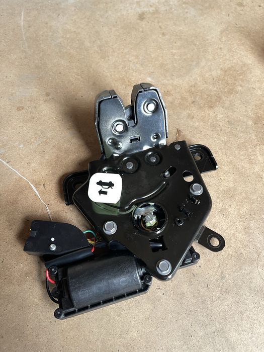 Tesla 3/y замок крышки багажника зад 1500604-cn-b