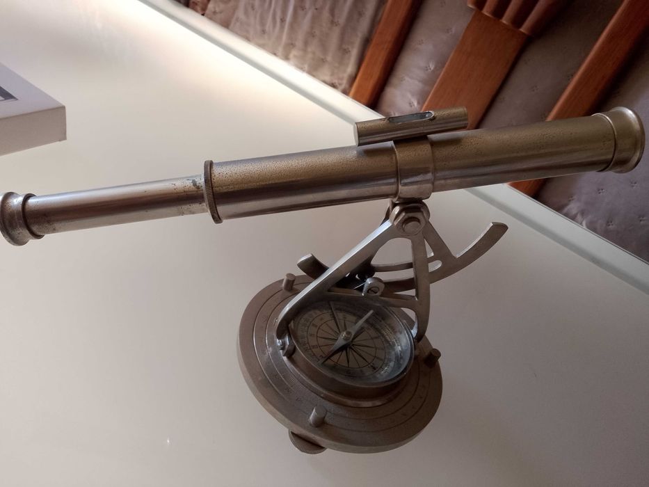 Telescópio óptico em ótimo estado