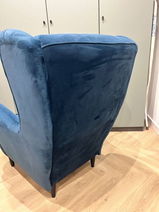 Tapicerowany fotel uszak model Oscar