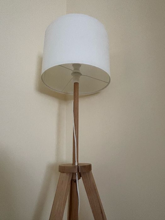 Candeeiro de pé branco